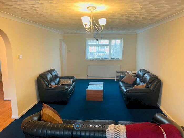 3 Bedroom Semi-Detached House To Rent In Paddocks Close, Stevenage, SG2