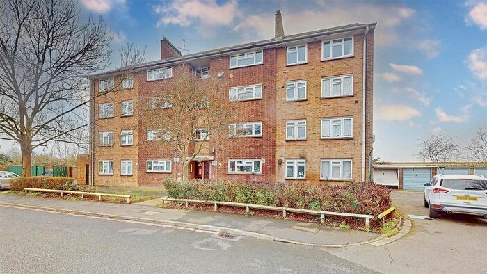 3 Bedroom Flat To Rent In Oxford Way, Feltham, TW13