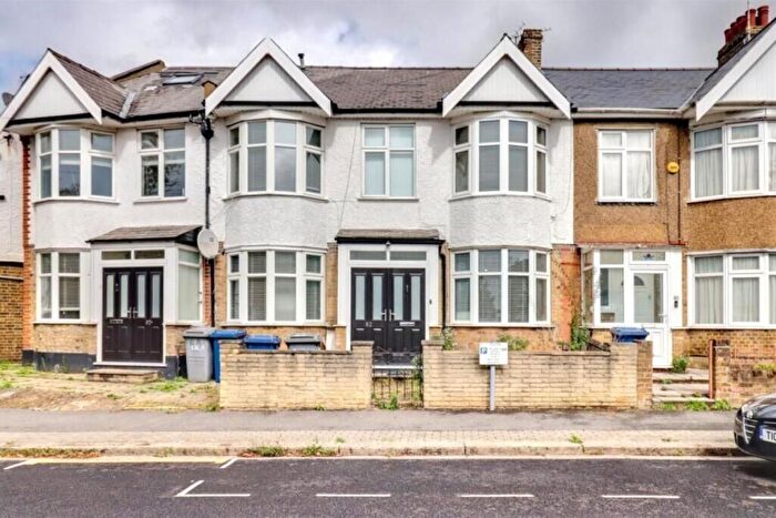 4 Bedroom Semi-Detached House To Rent In Hutton Grove, North Finchley, N12