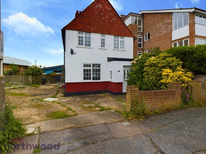 4 Bedroom Detached House To Rent In Standley Road, Walton-on-the-Naze, CO14