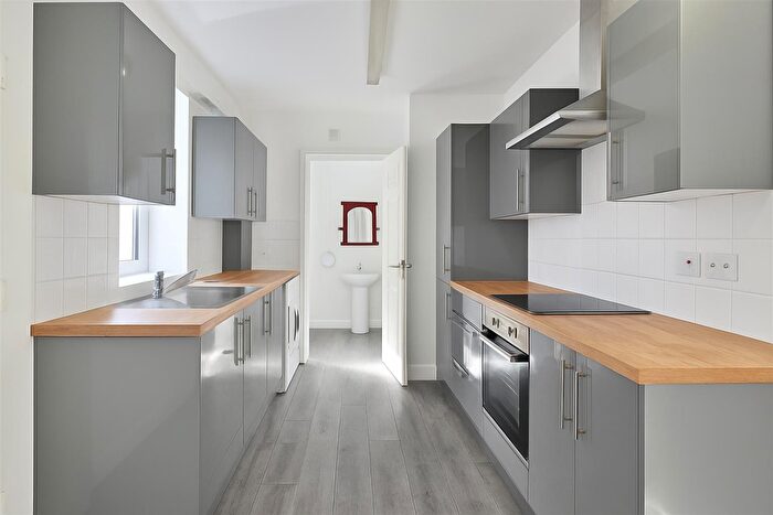 3 Bedroom Flat To Rent In Hazelwood Avenue, Jesmond, Newcastle Upon Tyne, NE2