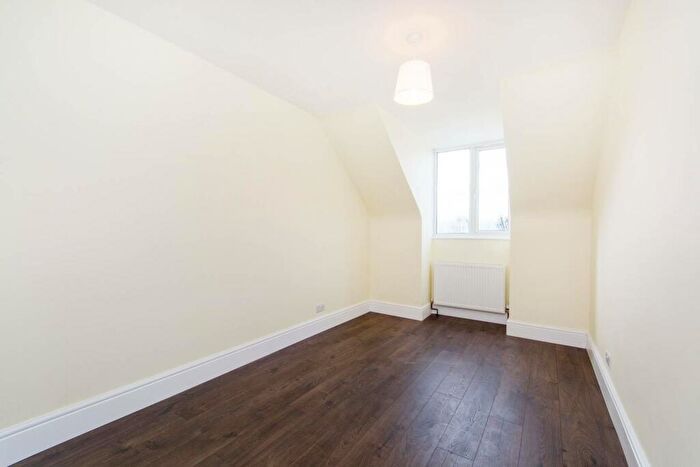 3 Bedroom Flat To Rent In Wrythe Lane, Sutton, Carshalton, SM5