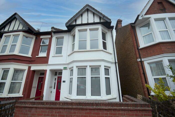2 Bedroom Flat To Rent In Westbourne Grove, Westcliff-On-Sea, SS0