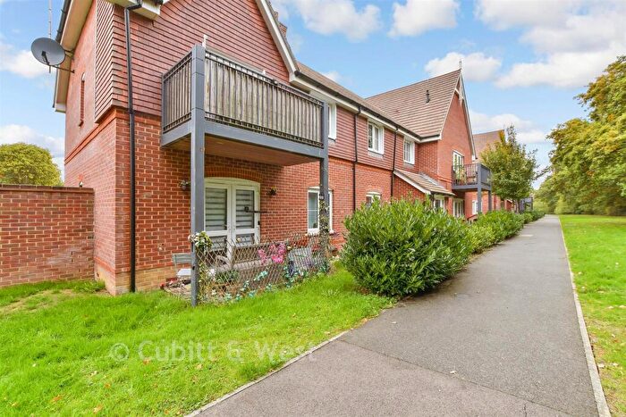 2 Bedroom Flat For Sale In Shetland Close, Cranleigh, Surrey, GU6