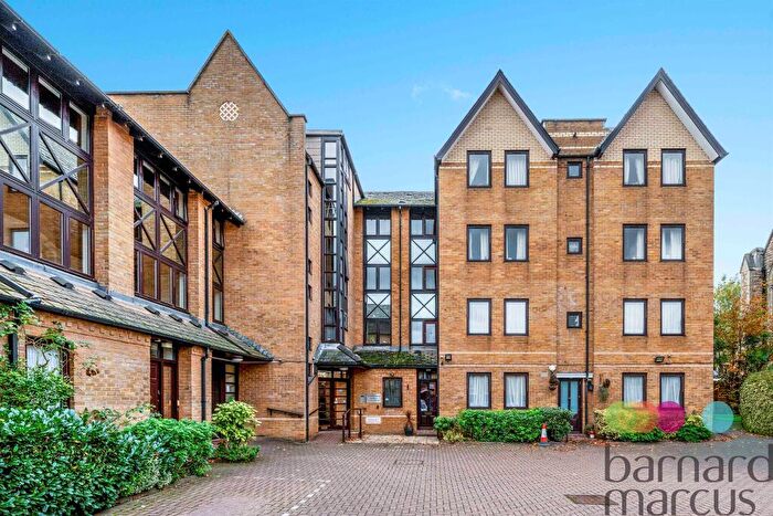 2 Bedroom Retirement Property For Sale In Hamilton Square, Sandringham Gardens, London, N12