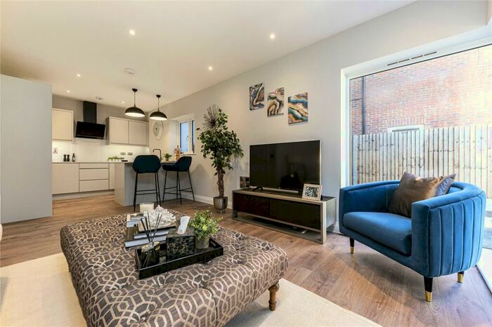 1 Bedroom Flat For Sale In Springfield Lane, Weybridge, Surrey, KT13