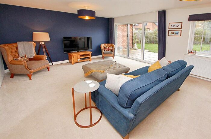 3 Bedroom Semi Detached House For Sale In Hawthornden Grove, Yalding, ME18