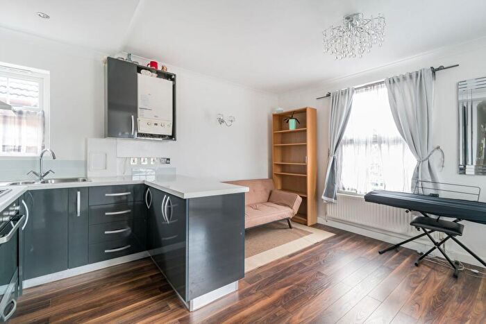 2 Bedroom Flat To Rent In St. Johns Road, Redhill, RH1