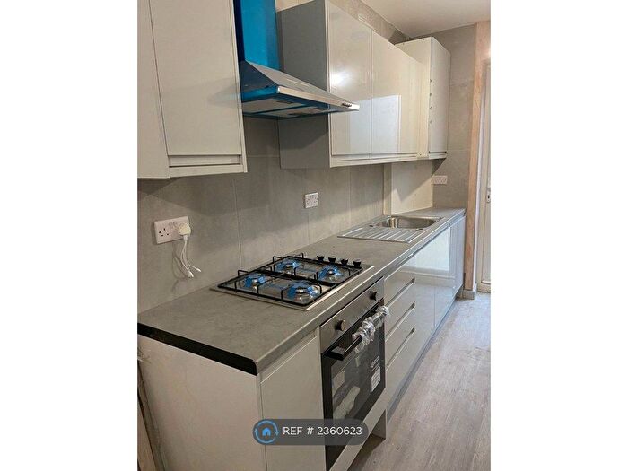 3 Bedroom Flat To Rent In Wellington Road South, Hounslow, TW4