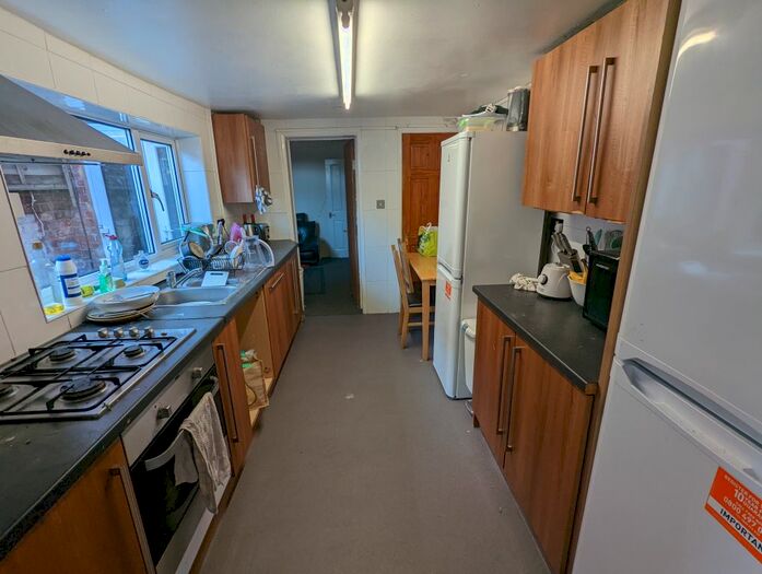 4 Bedroom Terraced House To Rent In De Beauvoir Road, Reading, RG1