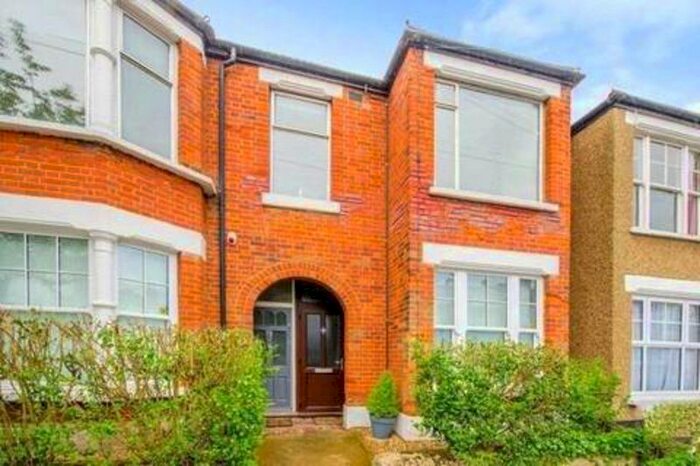 3 Bedroom Flat To Rent In Leslie Road, East Finchley, N2