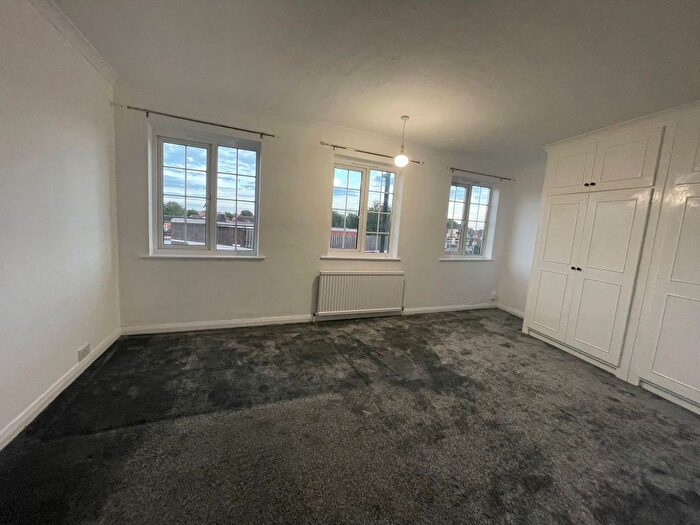 3 Bedroom Flat To Rent In Station Road, Upminster, RM14