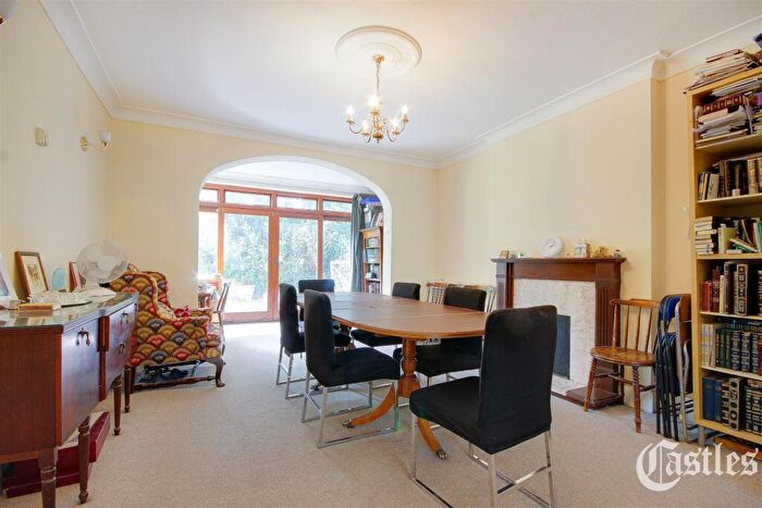4 Bedroom Detached House For Sale In North Crescent, Finchley, N3