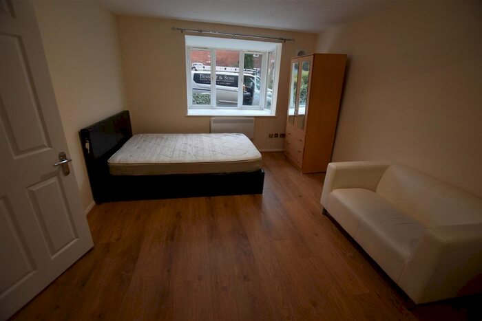 Studio To Rent In Laburnum Close, London, N11