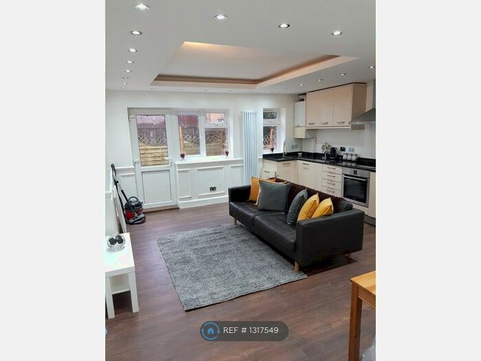 3 Bedroom Flat To Rent In Newport Road, London, E10