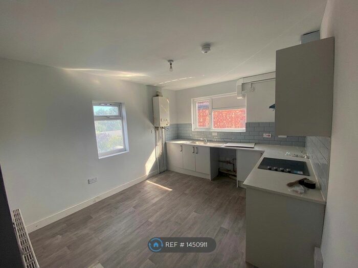 3 Bedroom Flat To Rent In Narborough Road South, Leicester, LE3