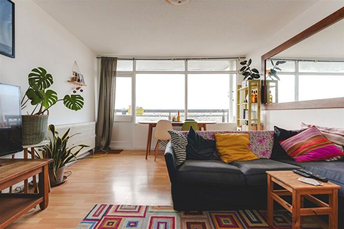 2 Bedroom Flat For Sale In Daubeney Road, London, E5