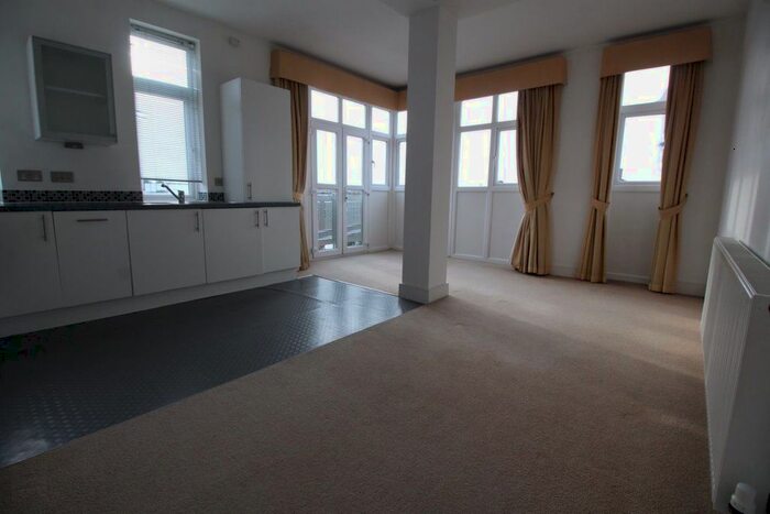 2 Bedroom Flat To Rent In High Street, Wickford SS12