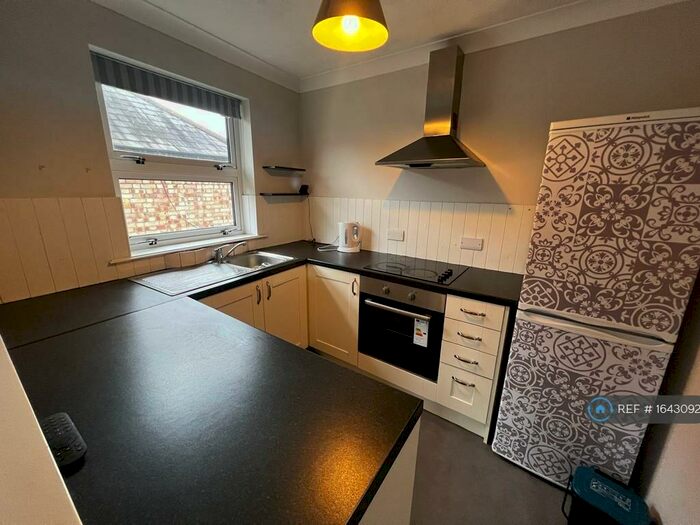 1 Bedroom Flat To Rent In Crescent Road, Warley, Brentwood, CM14