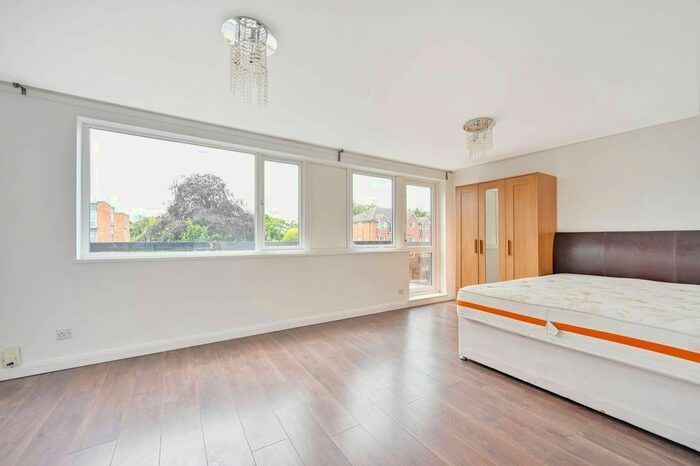 3 Bedroom Flat To Rent In Wessex Close, Kingston, Kingston Upon Thames, KT1