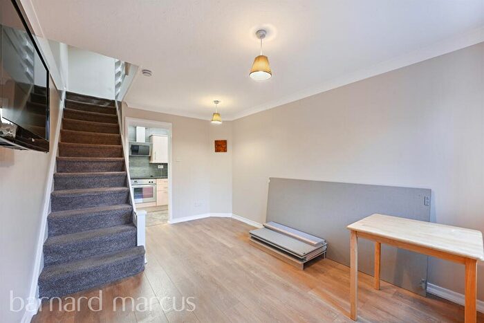 1 Bedroom Mews For Sale In Vale Road South, Surbiton, KT6