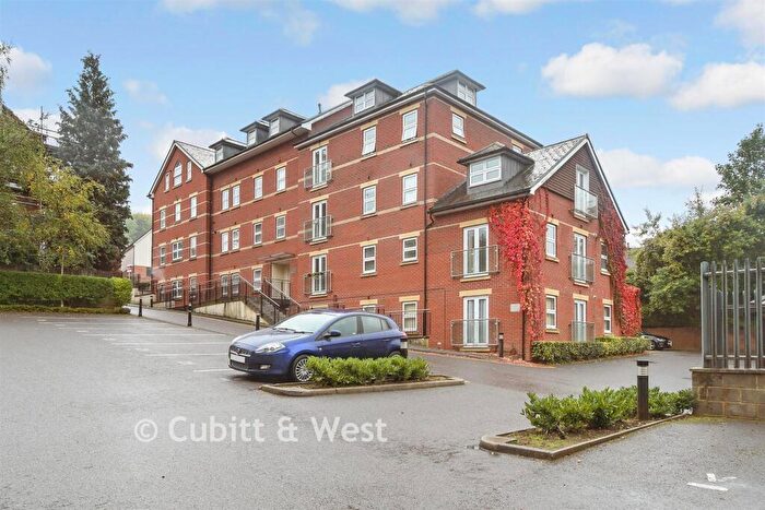 1 Bedroom Flat For Sale In Croydon Road, Caterham, Surrey, CR3