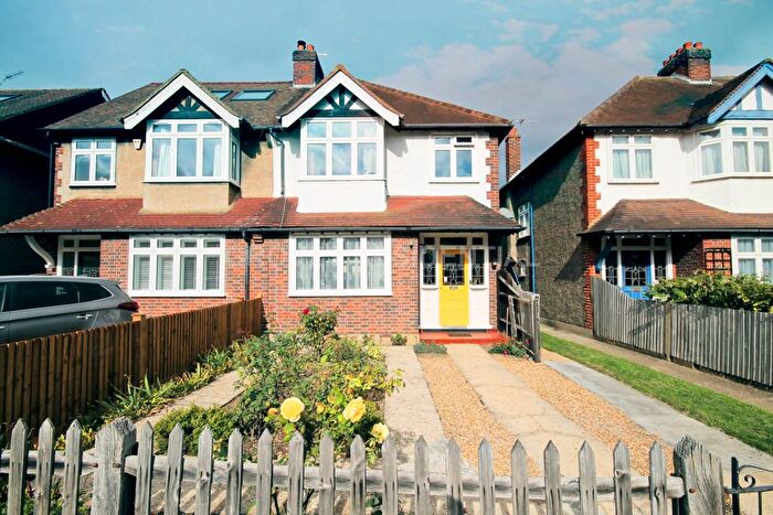 3 Bedroom Semi-Detached House For Sale In Lime Grove, New Malden, KT3
