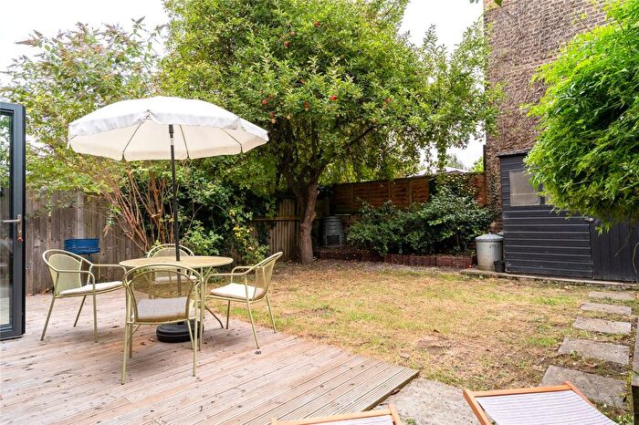2 Bedroom Flat For Sale In Deronda Road, London, SE24