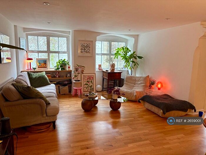 2 Bedroom Flat To Rent In Defoe Road, Stoke Newington, N16