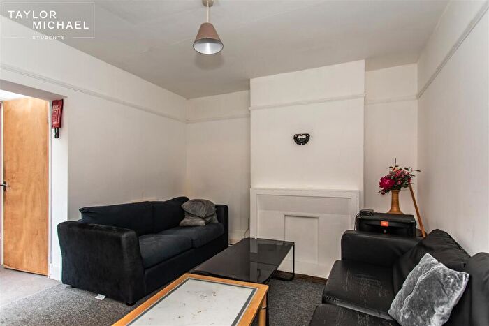 5 Bedroom Semi-Detached House To Rent In Lower Bevendean Avenue, Brighton, BN2