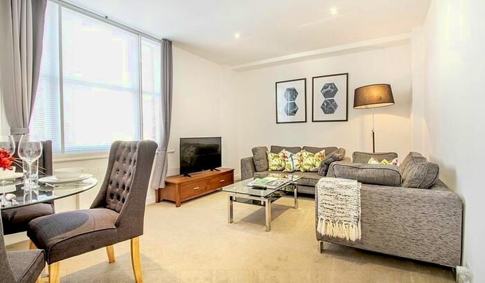1 Bedroom Flat To Rent In Hill Street, London, Greater London, W1J