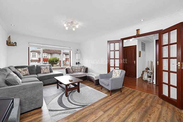 3 Bedroom Semi-Detached House For Sale In Belgrave Gardens, Oakwood, N14