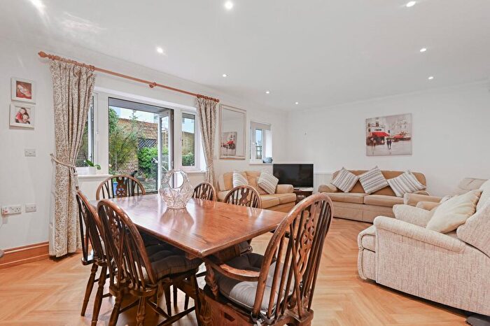 2 Bedroom Apartment For Sale In The Broadway, Cheam, SM3