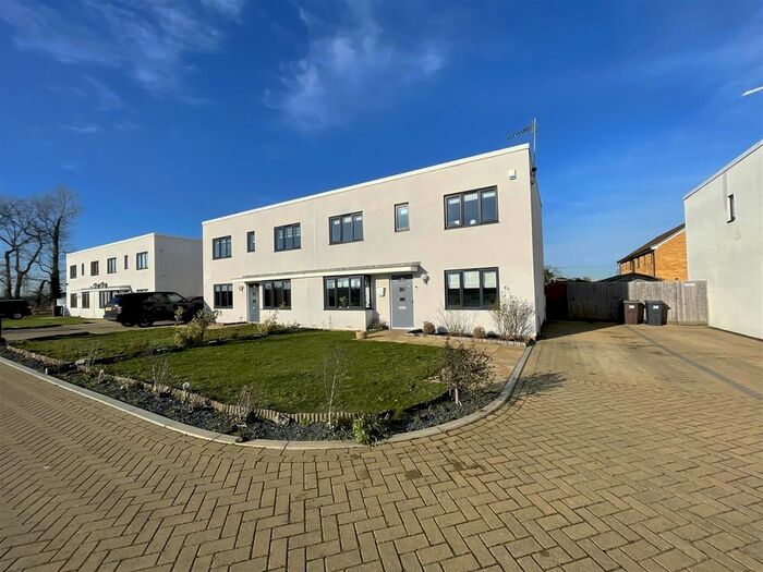 5 Bedroom Semi-Detached House For Sale In Shearwater Avenue, East Tilbury, Tilbury, RM18