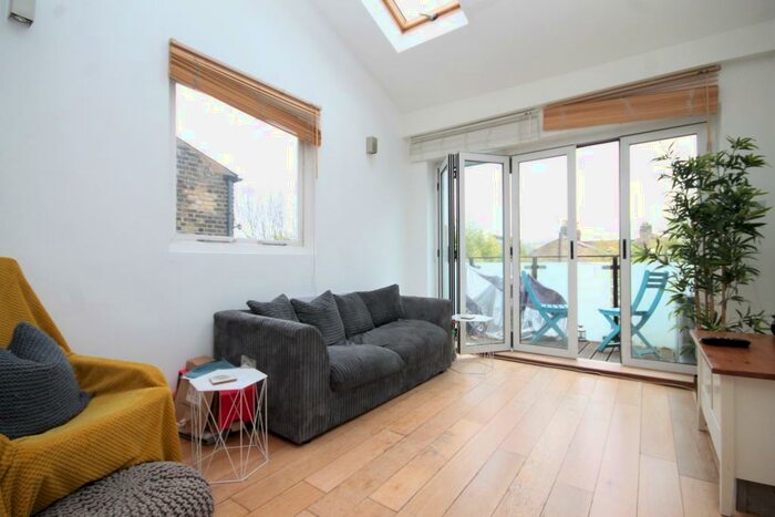 2 Bedroom Flat To Rent In Hanley Road, Stroud Green, N4