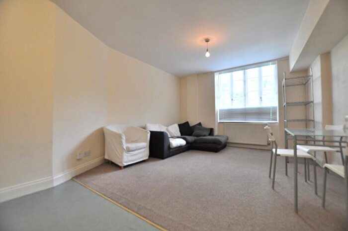 3 Bedroom Flat To Rent In Bow Road, London, E3