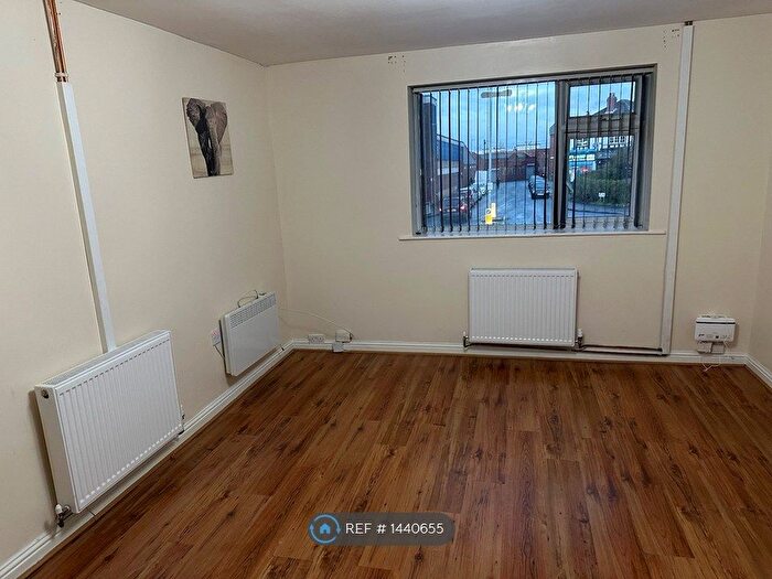 2 Bedroom Flat To Rent In Lupton Avenue, Leeds, LS9