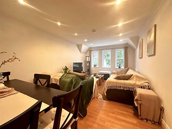 2 Bedroom Apartment To Rent In Greystones Court, Roundhay, LS8