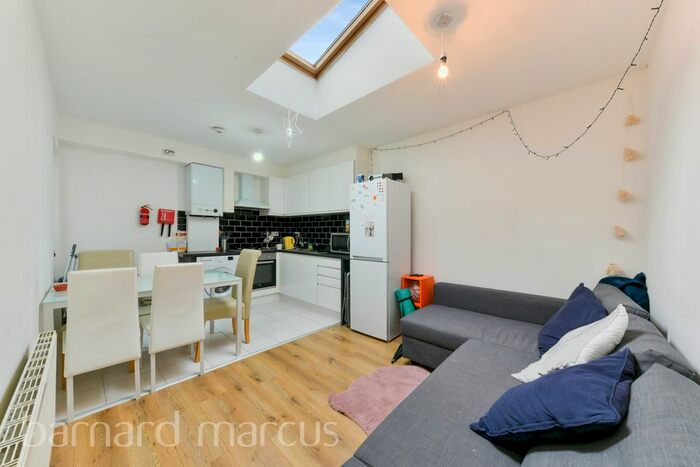 3 Bedroom Flat To Rent In Rectory Grove, London, SW4