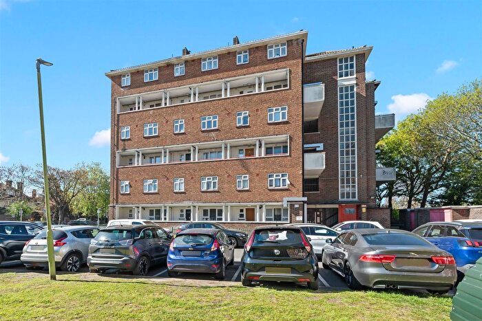 2 Bedroom Maisonette For Sale In London Road, Mitcham, CR4