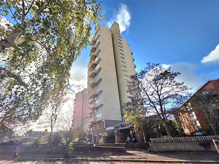 3 Bedroom Flat To Rent In Lingham Street, London, SW9