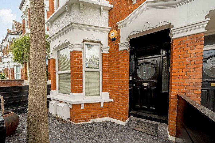 3 Bedroom Flat For Sale In Ridley Road, Kensal Rise, NW10