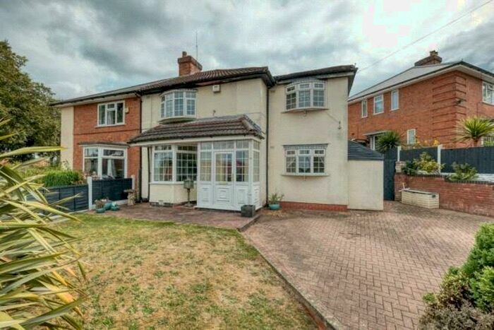 4 Bedroom Semi-Detached House To Rent In Tinkers Farm Road, Birmingham, West Midlands, B31