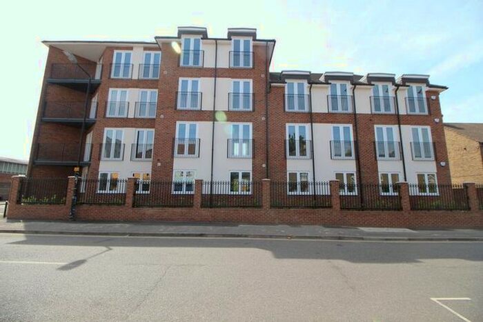 3 Bedroom Flat To Rent In Reet Gardens, Slough, SL1