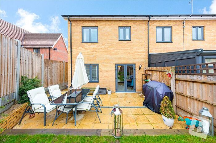3 Bedroom End Of Terrace House For Sale In Bumpstead Mead, Aveley, South Ockendon, Essex, RM15