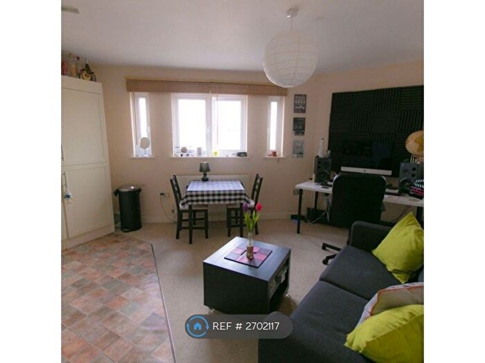 1 Bedroom Flat To Rent In Coronation Court, Kingston Upon Thames, KT1