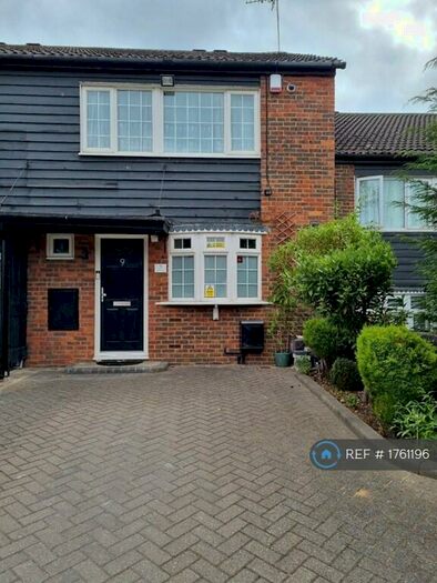 3 Bedroom Terraced House To Rent In Laurel View, London, N12