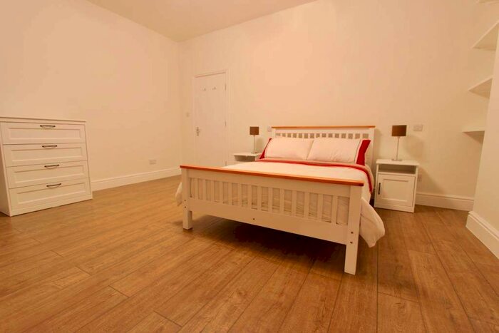 4 Bedroom Flat To Rent In Warwick Road, London, N11