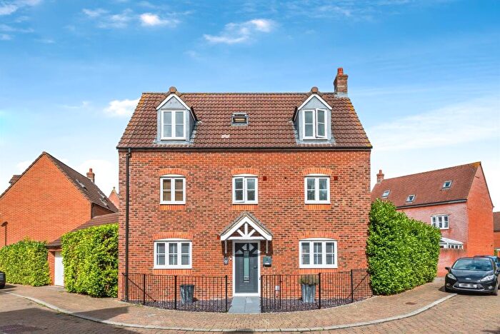 5 Bedroom Detached House For Sale In Pulsar Road, Swindon, SN25