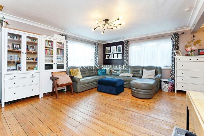 3 Bedroom Maisonette To Rent In Tenterden Drive, London, NW4